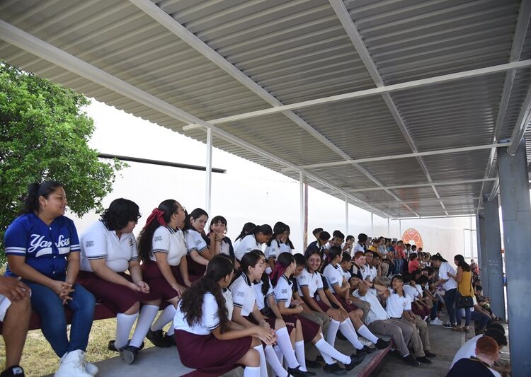 Entrega Chucho Nader techumbre y gradas en la Secundaria “Medina Cedillo”