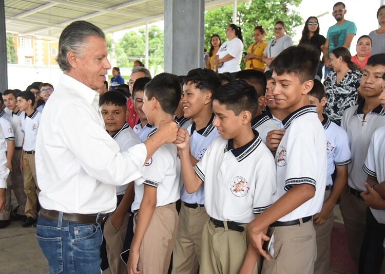 Entrega Chucho Nader techumbre y gradas en la Secundaria “Medina Cedillo”