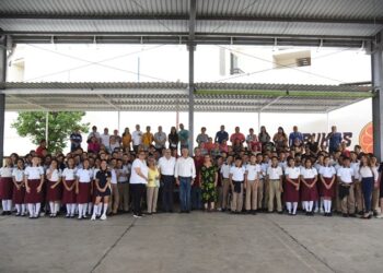 Entrega Chucho Nader techumbre y gradas en la Secundaria “Medina Cedillo”