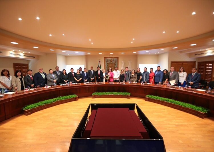 Entrega Gobierno de NLD reconocimiento a Ninfa Deándar Martínez por 100 años de ‘El Mañana’