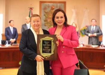 Entrega Gobierno de NLD reconocimiento a Ninfa Deándar Martínez por 100 años de ‘El Mañana’