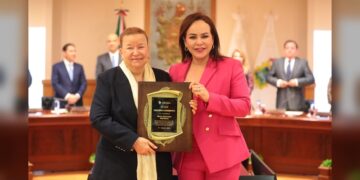 Entrega Gobierno de NLD reconocimiento a Ninfa Deándar Martínez por 100 años de ‘El Mañana’