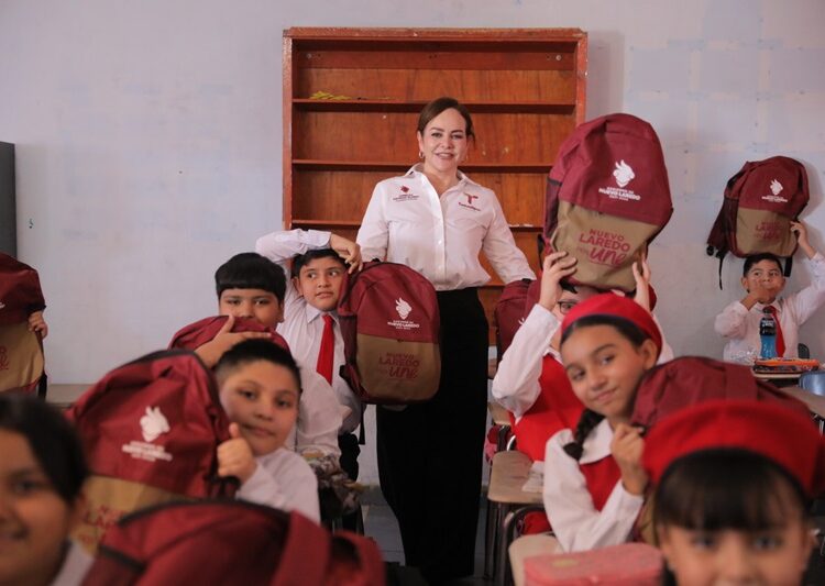 Expresan padres de familia agradecimientos por apoyos del Gobierno de NLD para ciclo escolar