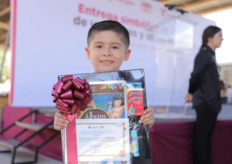 Expresan padres de familia agradecimientos por apoyos del Gobierno de NLD para ciclo escolar