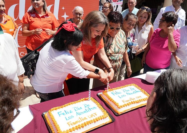Festeja UAT al club universitario Edad de Oro en el ‘Día de los Abuelitos’