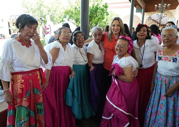 Festeja UAT al club universitario Edad de Oro en el ‘Día de los Abuelitos’