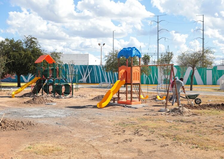 Gobierno de NLD construye área de juegos y aparatos ejercitadores en la Plaza Silao