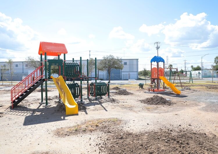 Gobierno de NLD construye área de juegos y aparatos ejercitadores en la Plaza Silao