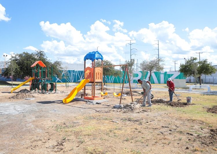 Gobierno de NLD construye área de juegos y aparatos ejercitadores en la Plaza Silao