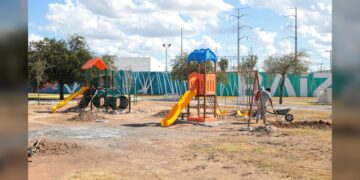 Gobierno de NLD construye área de juegos y aparatos ejercitadores en la Plaza Silao