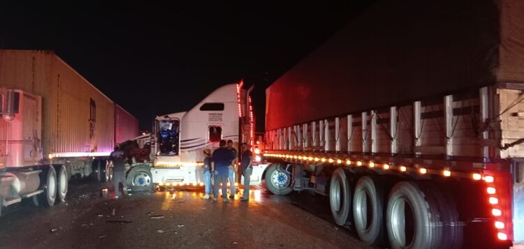 Guardia Estatal atiende choque de tractocamiones en Carretera Federal 101
