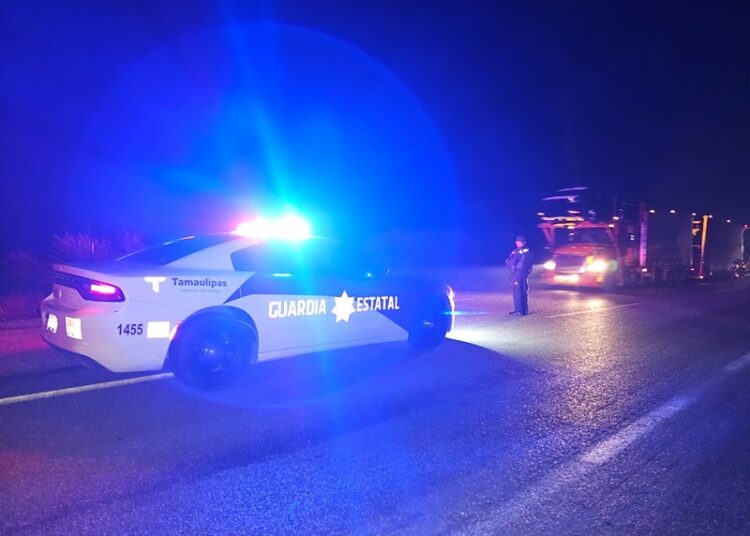 Guardia Estatal atiende choque de tractocamiones en Carretera Federal 101