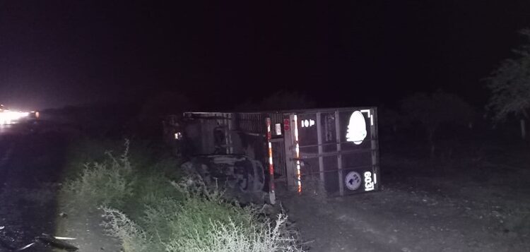 Guardia Estatal atiende choque de tractocamiones en Carretera Federal 101