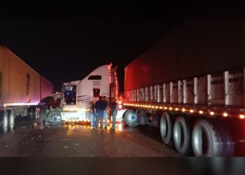 Guardia Estatal atiende choque de tractocamiones en Carretera Federal 101