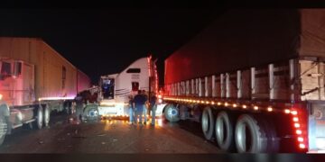 Guardia Estatal atiende choque de tractocamiones en Carretera Federal 101