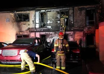 16 adultos y 4 niños desplazados por incendio en apartamento en El Paso TX