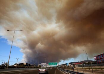 Atenas forzada a evacuar a decenas de miles por incendio “extremadamente” peligroso