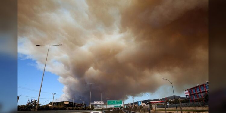 Atenas forzada a evacuar a decenas de miles por incendio “extremadamente” peligroso
