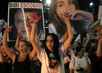 Israel ataca Gaza mientras Blinken viaja a la región para buscar un cese el fuego