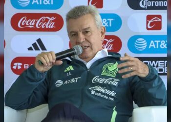 Javier Aguirre visita el campamento de Chivas