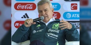 Javier Aguirre visita el campamento de Chivas