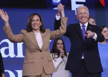 Biden pasa la antorcha a Harris que aparece por sorpresa en la convención