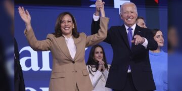 Biden pasa la antorcha a Harris que aparece por sorpresa en la convención