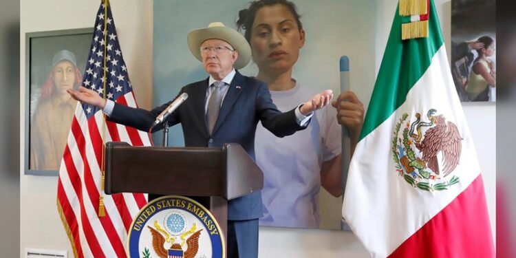 Ken Salazar advierte que reforma judicial arriesga democracia y relación comercial con EUA