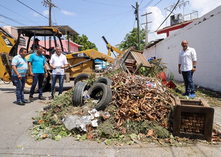Lleva Chucho Nader jornada de limpieza a la colonia Unidad Modelo