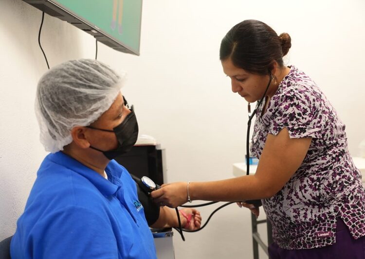 Lleva Gobierno de NLD campaña de salud a maquiladora Teleflex