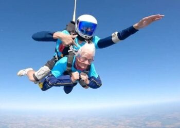 Mujer de 102 años se lanza de avión en paracaídas