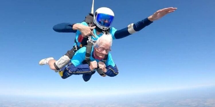 Mujer de 102 años se lanza de avión en paracaídas