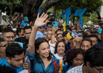 Machado, “convencida” que parte de  Fuerzas Armadas venezolanas quieren negociar