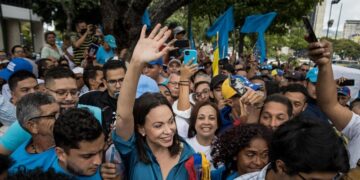 Machado, “convencida” que parte de  Fuerzas Armadas venezolanas quieren negociar