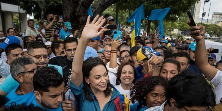 Machado, “convencida” que parte de  Fuerzas Armadas venezolanas quieren negociar
