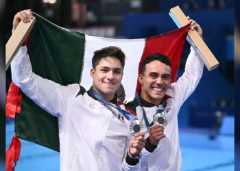 Christian Nodal y Ángela Aguilar presumen beso frente al mar en su luna de miel