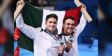 Christian Nodal y Ángela Aguilar presumen beso frente al mar en su luna de miel