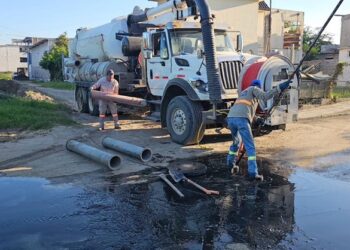 Realiza COMAPA Altamira desazolve de pozos de visita en diferentes sectores