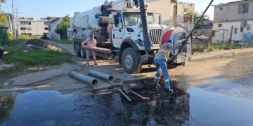 Realiza COMAPA Altamira desazolve de pozos de visita en diferentes sectores