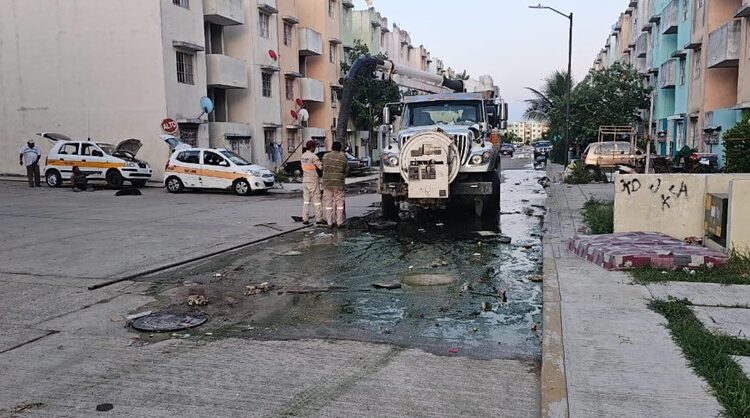 Realiza COMAPA Altamira desazolve de pozos de visita en diferentes sectores