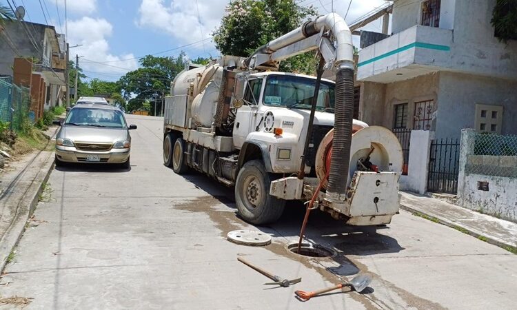 Realiza COMAPA Altamira desazolve de pozos de visita en diferentes sectores