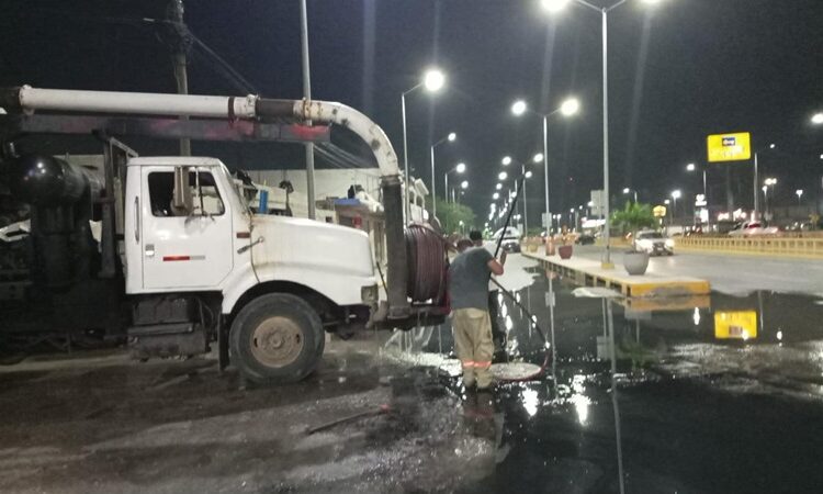 Realiza COMAPA Altamira desazolve de pozos de visita en diferentes sectores