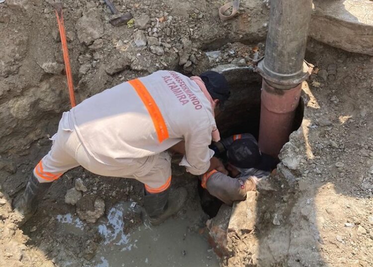 Realiza COMAPA Altamira desazolve de pozos de visita en diferentes sectores