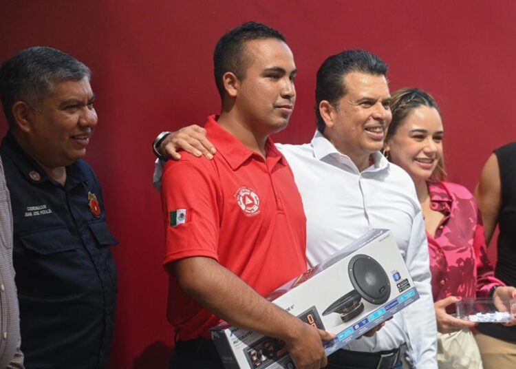 Reconoce y celebra Eduardo Gattás a personal del H. Cuerpo de Bomberos