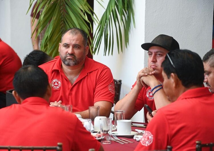 Reconoce y celebra Eduardo Gattás a personal del H. Cuerpo de Bomberos