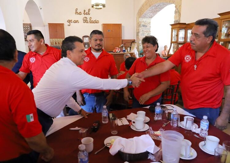 Reconoce y celebra Eduardo Gattás a personal del H. Cuerpo de Bomberos