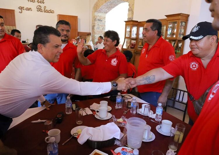 Reconoce y celebra Eduardo Gattás a personal del H. Cuerpo de Bomberos