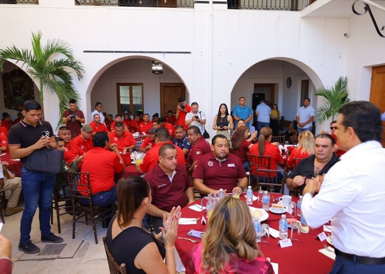 Reconoce y celebra Eduardo Gattás a personal del H. Cuerpo de Bomberos