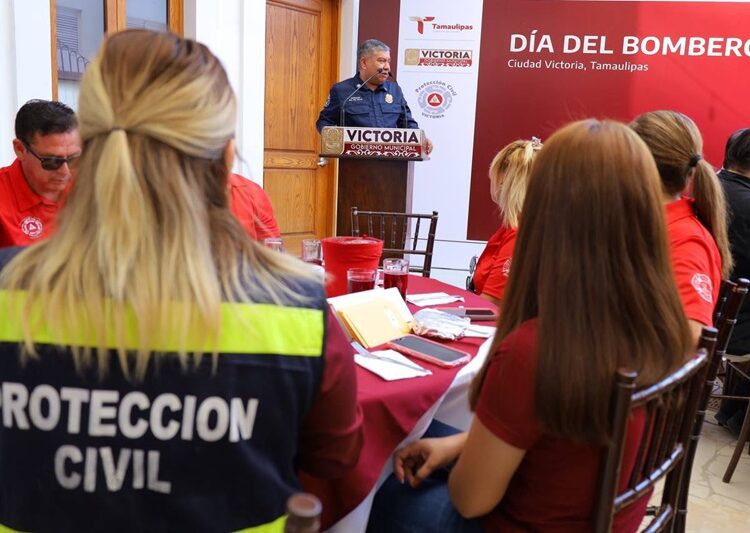 Reconoce y celebra Eduardo Gattás a personal del H. Cuerpo de Bomberos