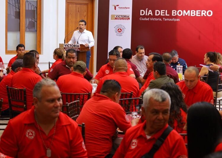 Reconoce y celebra Eduardo Gattás a personal del H. Cuerpo de Bomberos